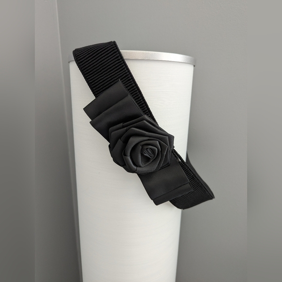 Women's Elasticized Black Belt With Flower/Rosette Bow Detail - Picture 3 of 10